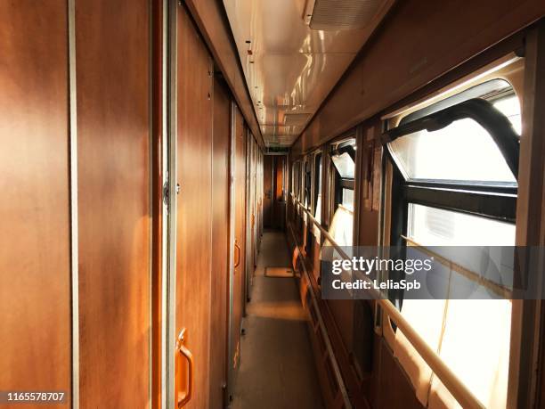 interior corridor of a railway sleeping car (compartment) - wagon photos et images de collection