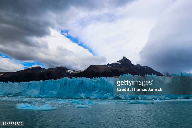 the majestic perito moreno glacier with moody sky, patagonia, argentina - apocalipsis fotografías e imágenes de stock