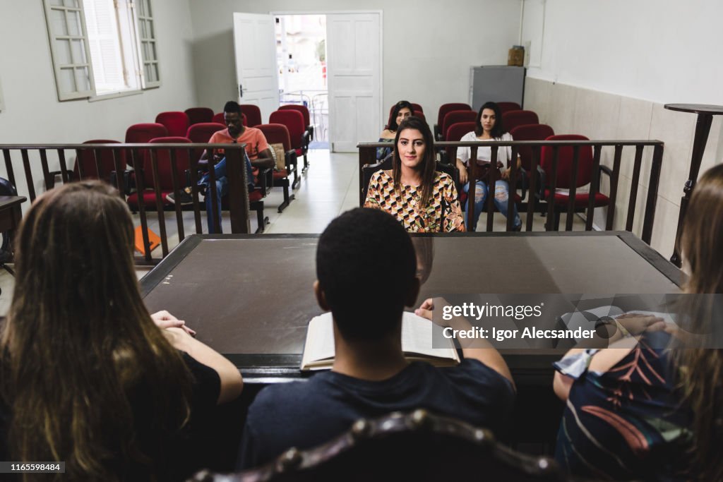 Estudiantes de la facultad de derecho durante la clase práctica en la corte