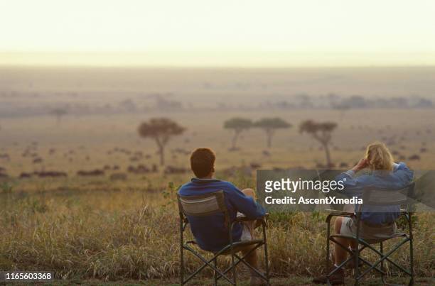 pareja relajarse en sillones en la sabana - kenia fotografías e imágenes de stock