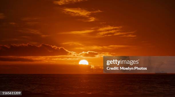 atlantic sunset at camps bay - camps bay stock-fotos und bilder