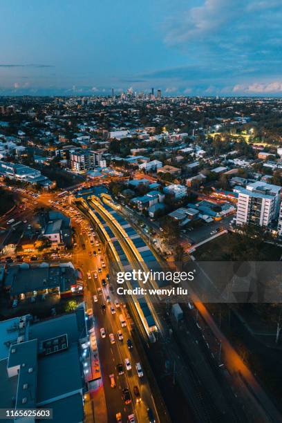 an aerial view of indooroopilly station with a fine distance view of brisbane city - queensland city australia stockfoto's en -beelden