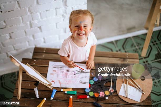 me encanta pintar - child art fotografías e imágenes de stock