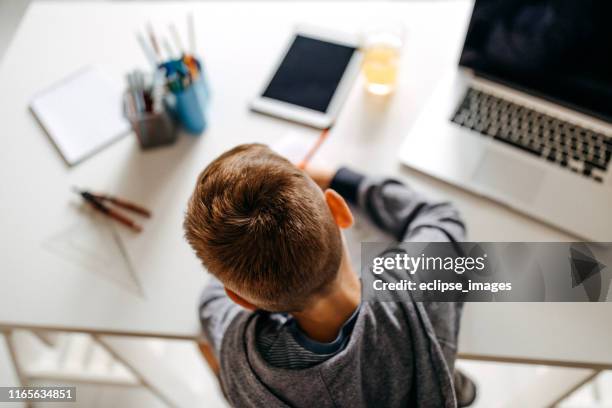 nog een vraag te beantwoorden - child and ipad stockfoto's en -beelden