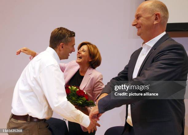 September 2019, Berlin: Malu Dreyer , Prime Minister of Rhineland-Palatinate, hands over flowers to Dietmar Woidke , Prime Minister of Brandenburg,...