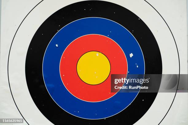 archery target - 弓 ストックフォトと画像