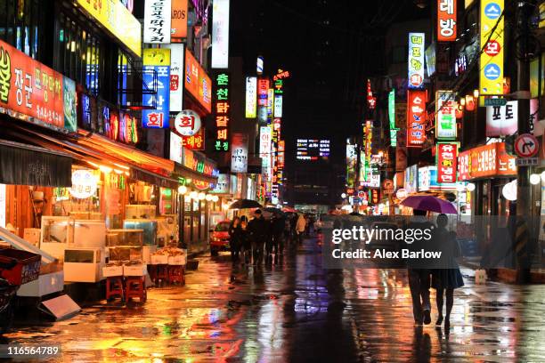 soaked seoul - south korea city photos et images de collection