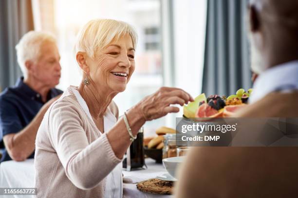 lassen sie mich einige dieser - senior essen stock-fotos und bilder