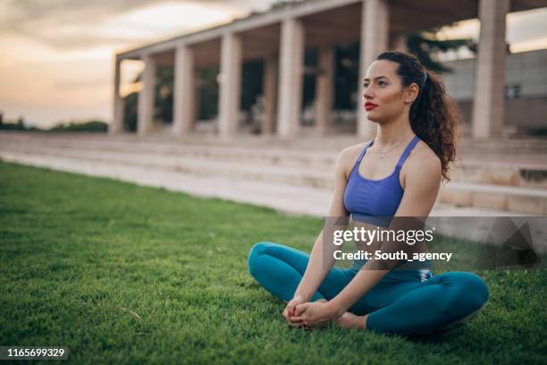 frau macht yoga im park - yoga pose stock-fotos und bilder