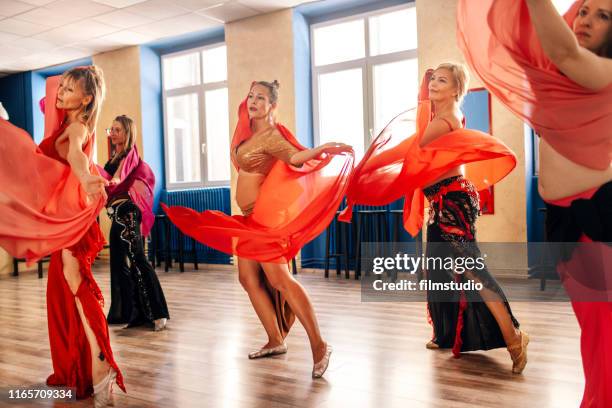 grupo de mulheres bonitas no treinamento da dança de barriga - dança do ventre - fotografias e filmes do acervo