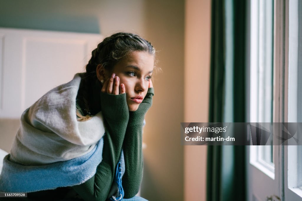 Chica deprimida en casa