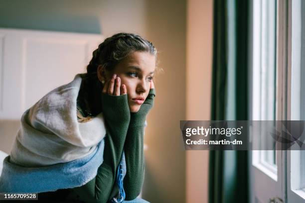depressed girl at home - tristeza imagens e fotografias de stock