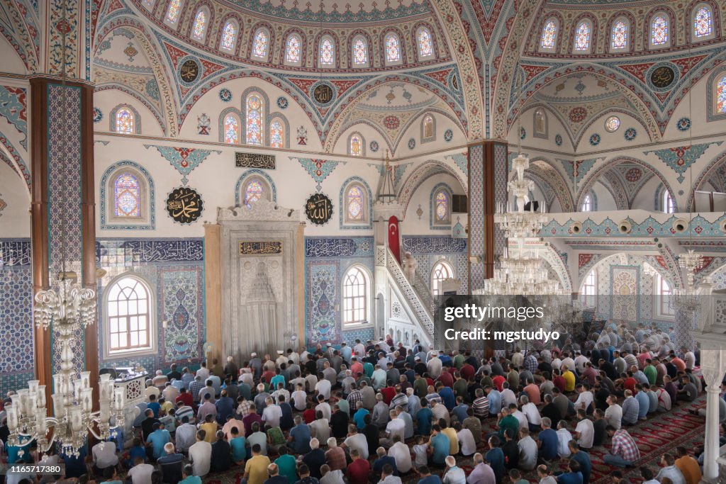 Moslim mensen vrijdag gebed in Turkije