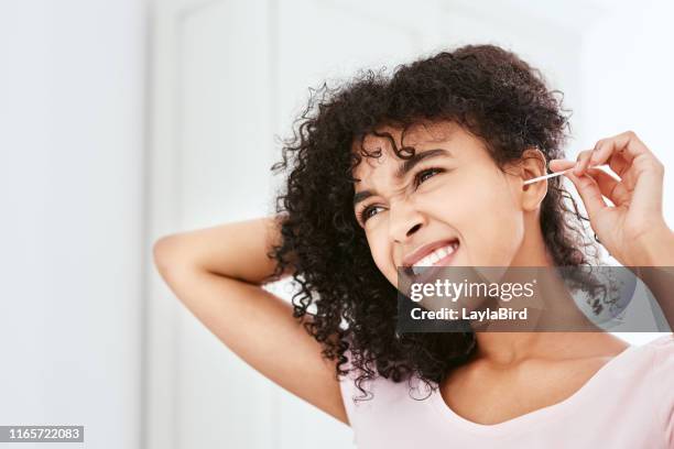 ¡tanta cera! - bastoncillo de algodón fotografías e imágenes de stock