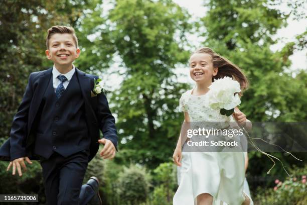 diversión de boda despreocupada - ring bearer fotografías e imágenes de stock