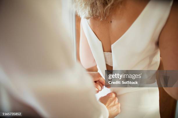 assisteren van de bruid - trouwjurk stockfoto's en -beelden