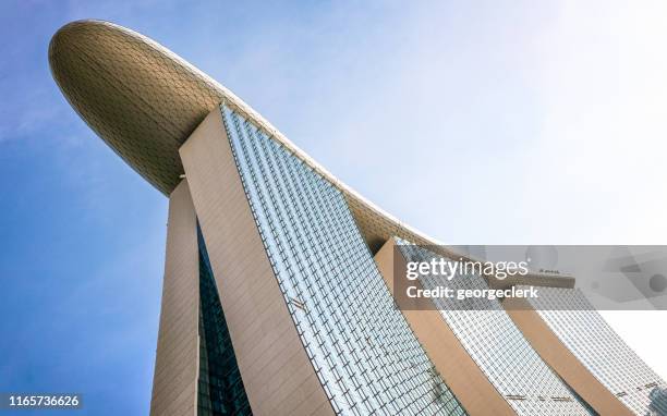 marina bay sands-lage hoek uitzicht - marina bay sands stockfoto's en -beelden