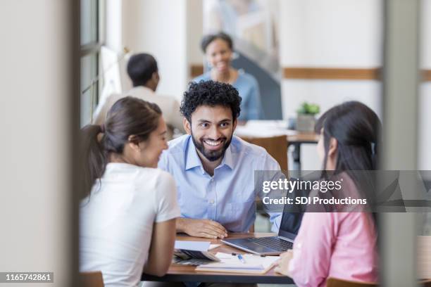 mutter und tochter treffen neuen finanzberater - storytelling recomendation stock-fotos und bilder