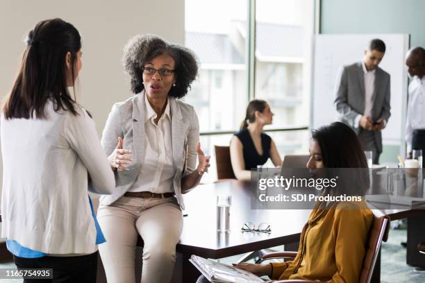 le imprenditrici si scambiano idee insieme - governing board foto e immagini stock