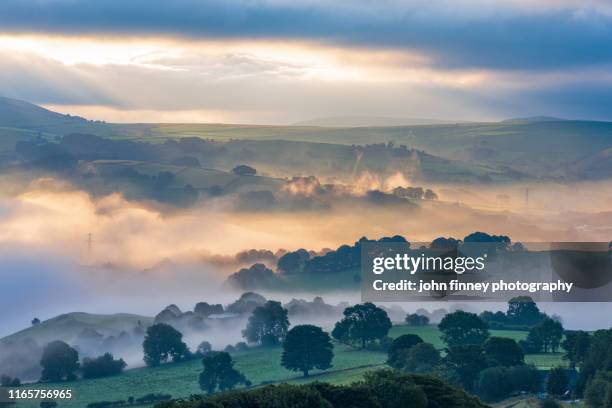 derbyshire landscape at sunrise from eccles pike in the whaley bridge and  chapel-en-le-frith area. uk - buxton inglaterra fotografías e imágenes de stock