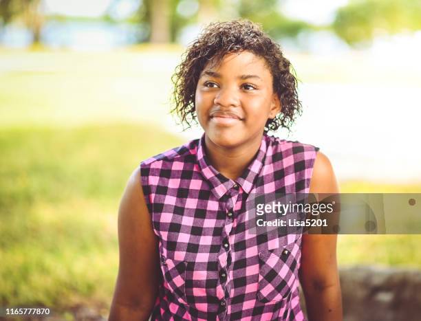 natuurlijke en mooie 13 jaar oude afro-amerikaanse tiener in een buiten portret - 13 year old black girl stockfoto's en -beelden