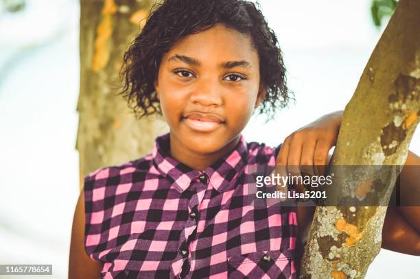 natuurlijke en mooie 13 jaar oude afro-amerikaanse tiener in een buiten portret - 13 year old black girl stockfoto's en -beelden