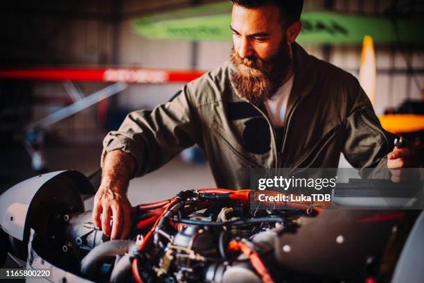 flugzeugwartung - aircraft maintenance stock-fotos und bilder