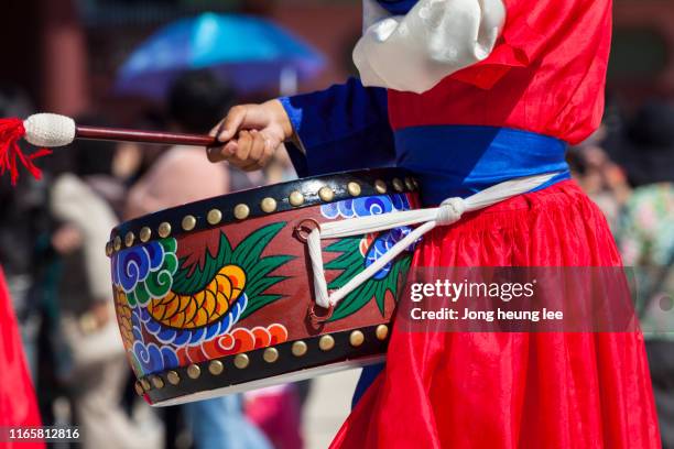 sumunjang (royal guard) changing ceremony in gyeongbok palace,hanbok, seoul  korea - jong heung lee stock pictures, royalty-free photos & images