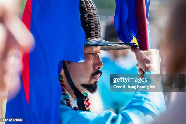 sumunjang (royal guard) changing ceremony in gyeongbok palace,hanbok, seoul  korea - jong heung lee stock pictures, royalty-free photos & images