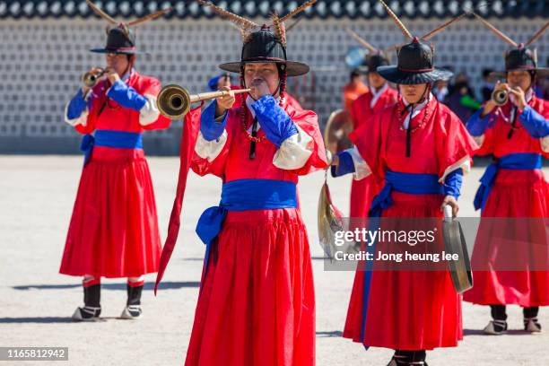 sumunjang (royal guard) changing ceremony in gyeongbok palace,hanbok, seoul  korea - jong heung lee stock pictures, royalty-free photos & images