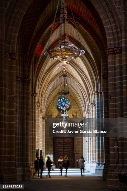 interior de la catedral de pamplona, españa - pamplona fotografías e imágenes de stock