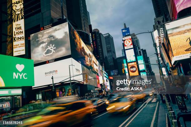 times square in new york city - broadway manhattan stockfoto's en -beelden