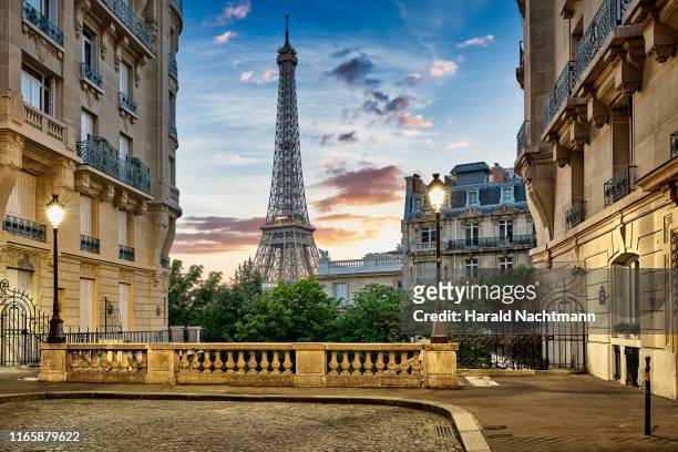 eiffel tower with haussmann apartment buildings in foreground, paris, france - luogo d'interesse internazionale foto e immagini stock