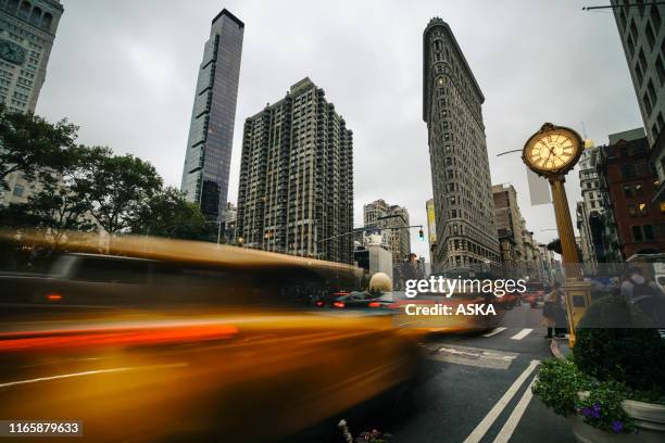 yellow cabs di flatiron a new york - yellow taxi foto e immagini stock