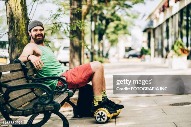 homem milenário com placa do pairar - hoverboard - fotografias e filmes do acervo