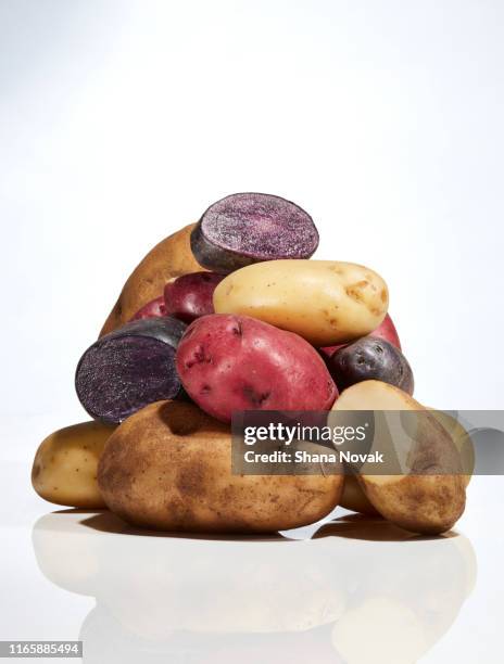 potato pile - batata crua imagens e fotografias de stock