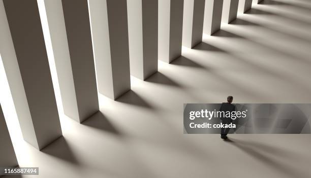 alto ángulo de un hombre de negocios senior caminando - columna-arquitectónica fotografías e imágenes de stock