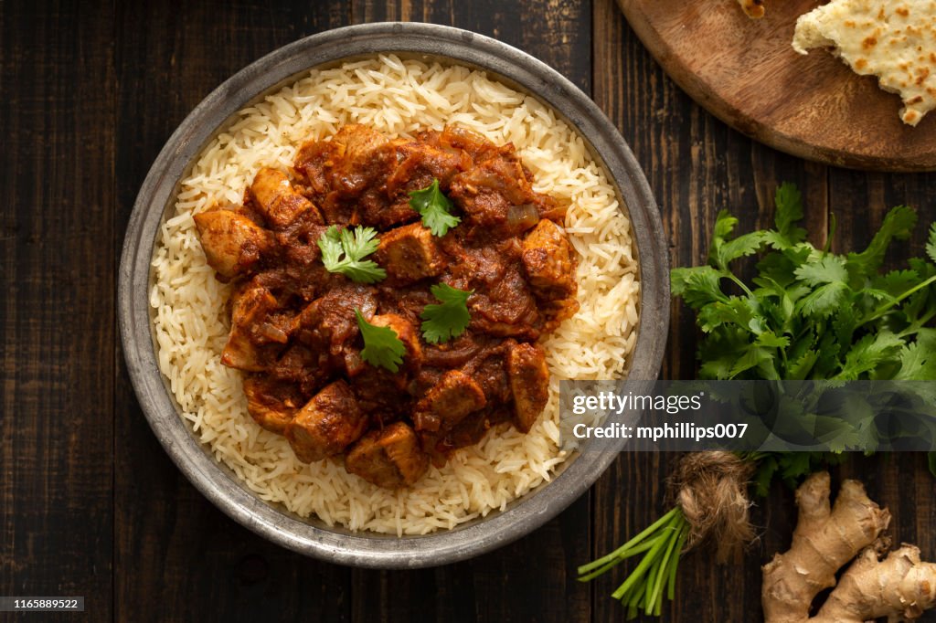 Indiaas eten kip Vindaloo Curry over Basmati rijst