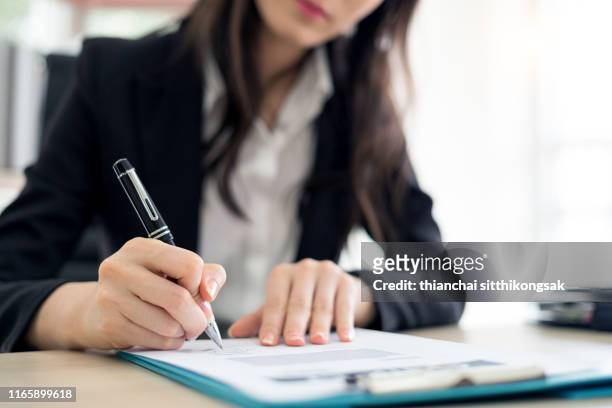 businesswoman signing contract - abmachung stock-fotos und bilder