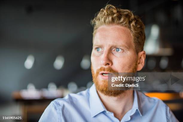 geschokt jonge man portret. - man in a restaurant stockfoto's en -beelden