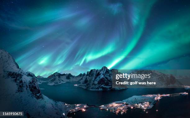 aurora display - iceland photos et images de collection