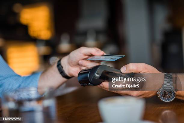 pago con tarjeta de crédito sin contacto. - pago-sin-contacto fotografías e imágenes de stock