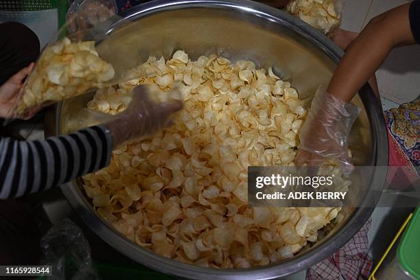 Packing Cassava 46 Cassava Chips Stock Photos, High-Res Pictures, and Images - Getty Images