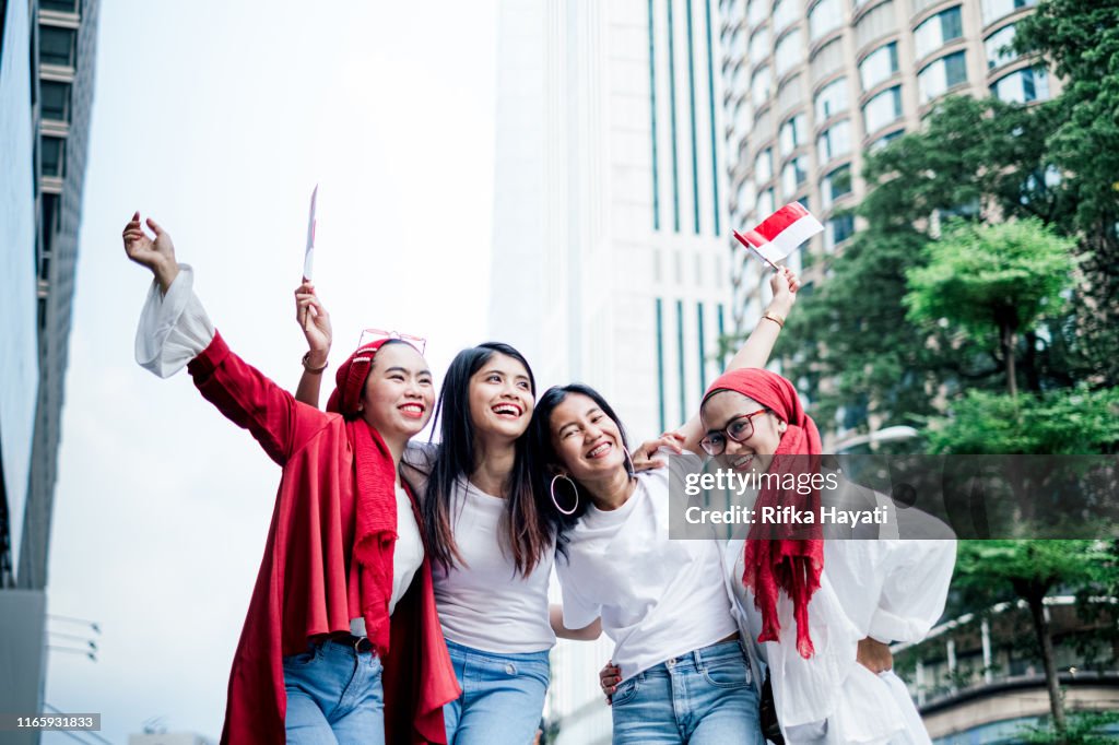 Gruppe von Freunden feiert indonesischen Unabhängigkeitstag