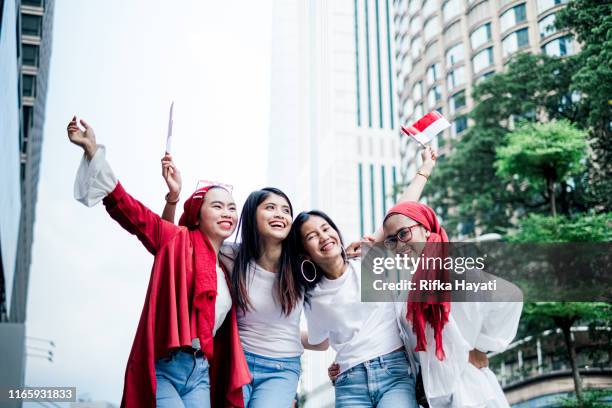 インドネシア独立記念日を祝う友人のグループ - インドネシア人 ストックフォトと画像