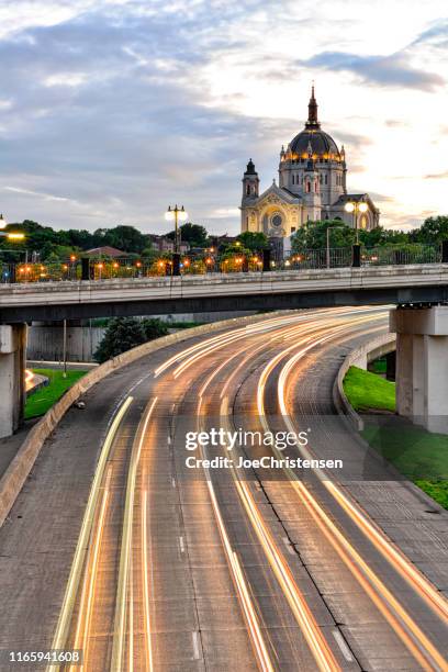 cathedral of st. paul in st. paul minnesota with traffic light trials - st paul minnesota imagens e fotografias de stock