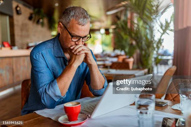 burn-out doodt zijn carrière - laptop desperate professional stockfoto's en -beelden