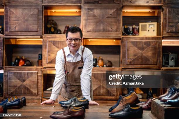 zuversichtlicher männlicher taiwanesischer schuhgeschäft-besitzer - eleganter schuh stock-fotos und bilder
