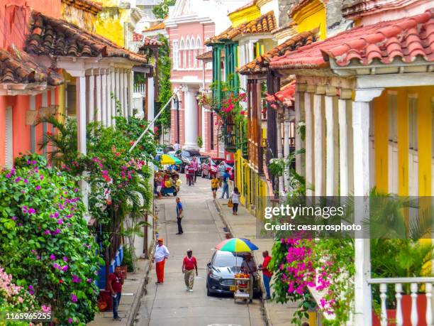 calle en ciudad amurallada en cartagena colombia - colombiano fotografías e imágenes de stock
