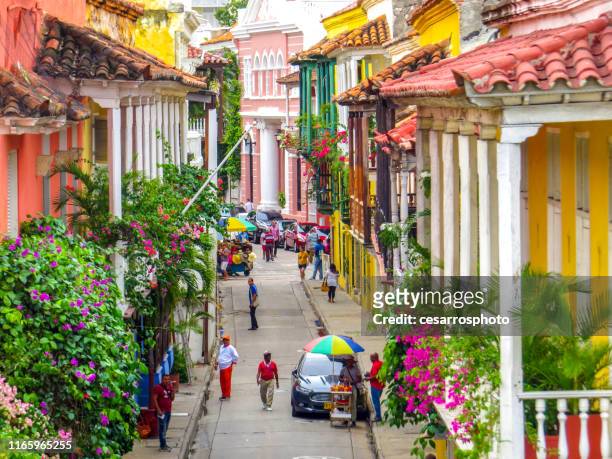 straat in de ommuurde stad in cartagena colombia - national library of colombia stockfoto's en -beelden